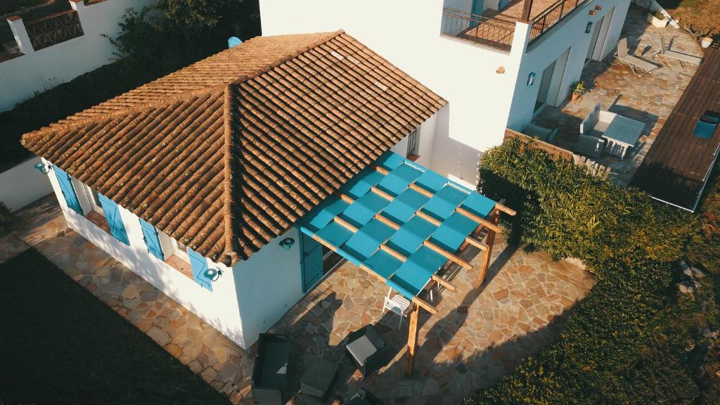 an overhead view of a house with a blue bench at Luciana in La Croix-Valmer
