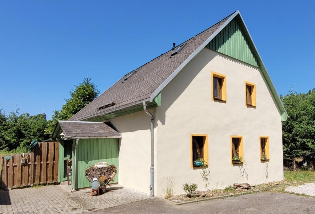 Biały dom z dachem gambrel w obiekcie Altes Brauhaus Steinbach w mieście Steinbach