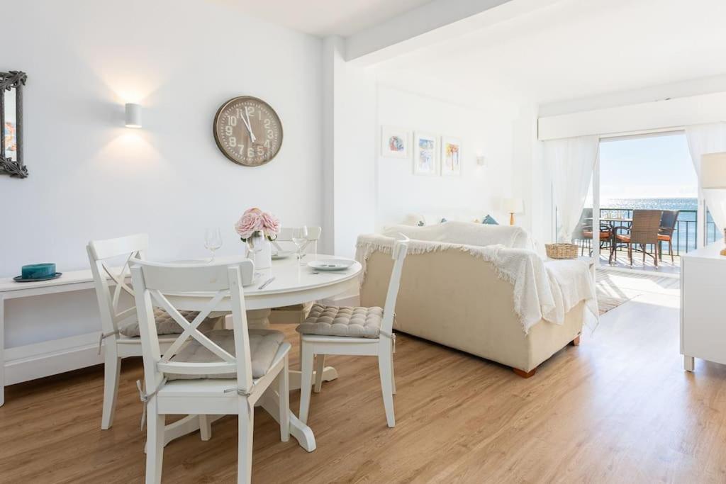 Posezení v ubytování Ensuite Mediterranean Sea Front