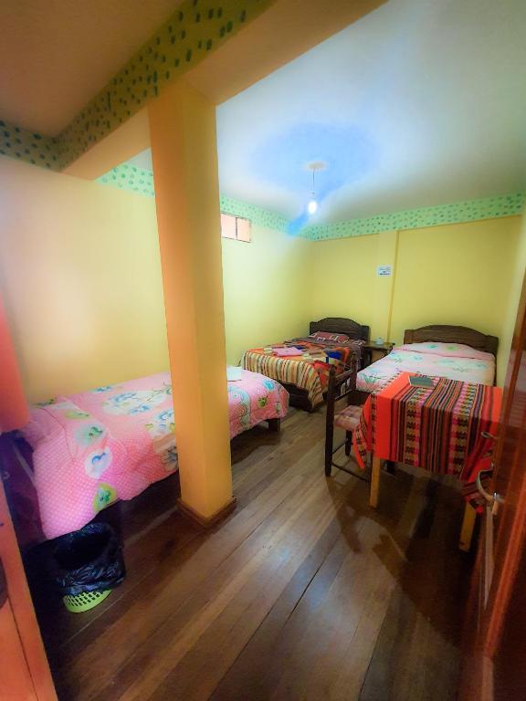 HOSTAL Luz YHOBIMAR - Habitación Triple Con Baño Compartido