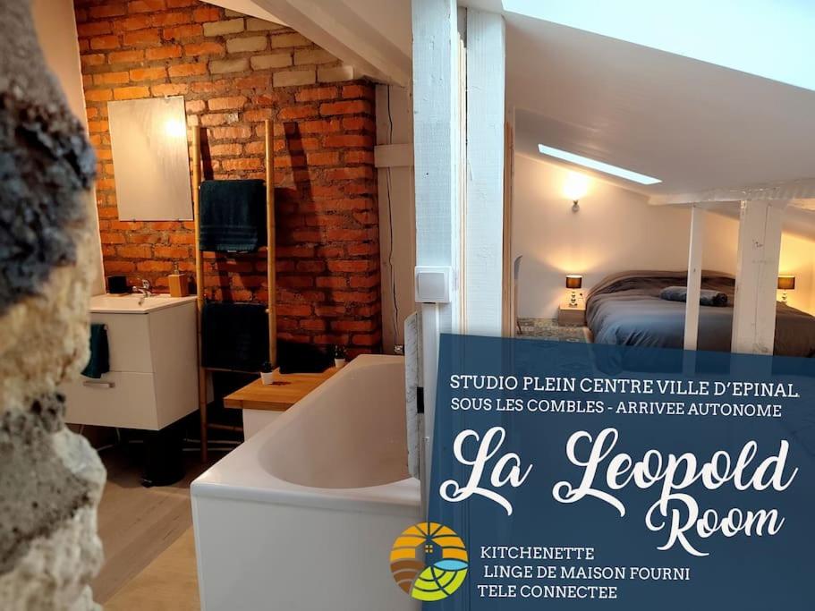 a room with a bed and a tub and a sign at Leopold Room 30m2 Hyper centre, Netflix & Wi-fi in Épinal