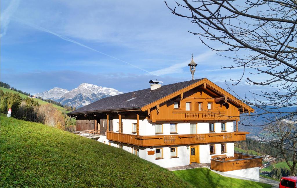 duży drewniany dom na szczycie wzgórza w obiekcie Cozy Apartment In Reith Im Alpbachtal With Wifi w Reith im Alpbachtal
