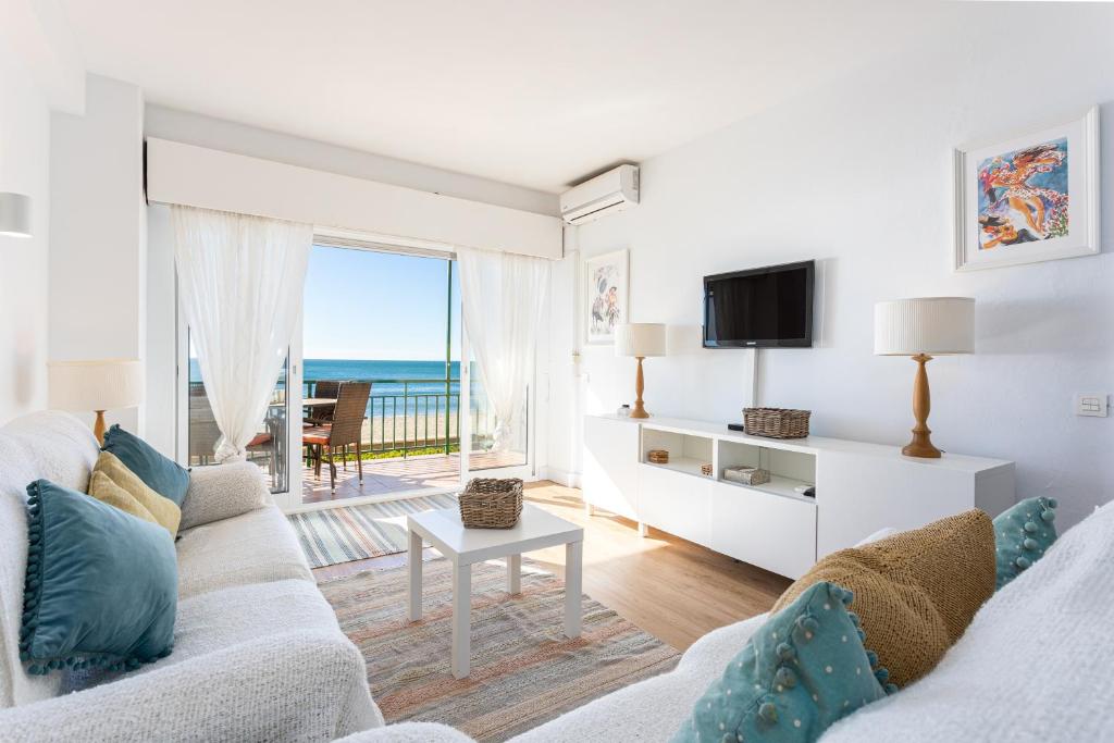TV a/nebo společenská místnost v ubytování Ensuite Mediterranean Sea Front