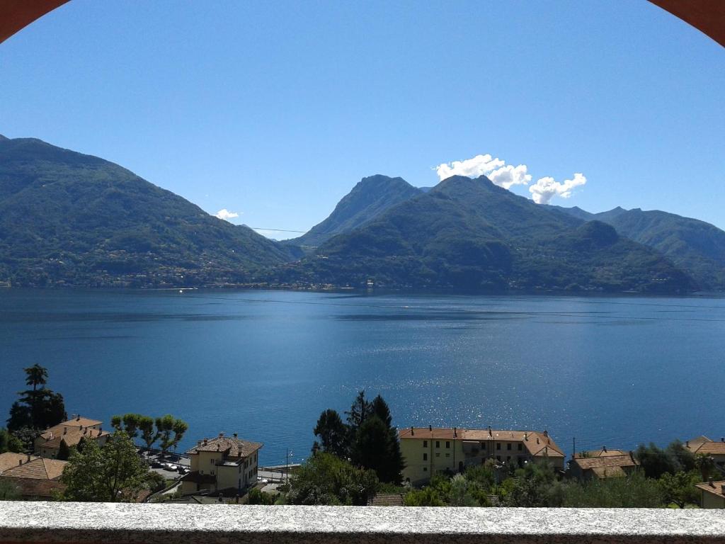 een uitzicht op een grote hoeveelheid water met bergen bij Casa Azalea in San Siro