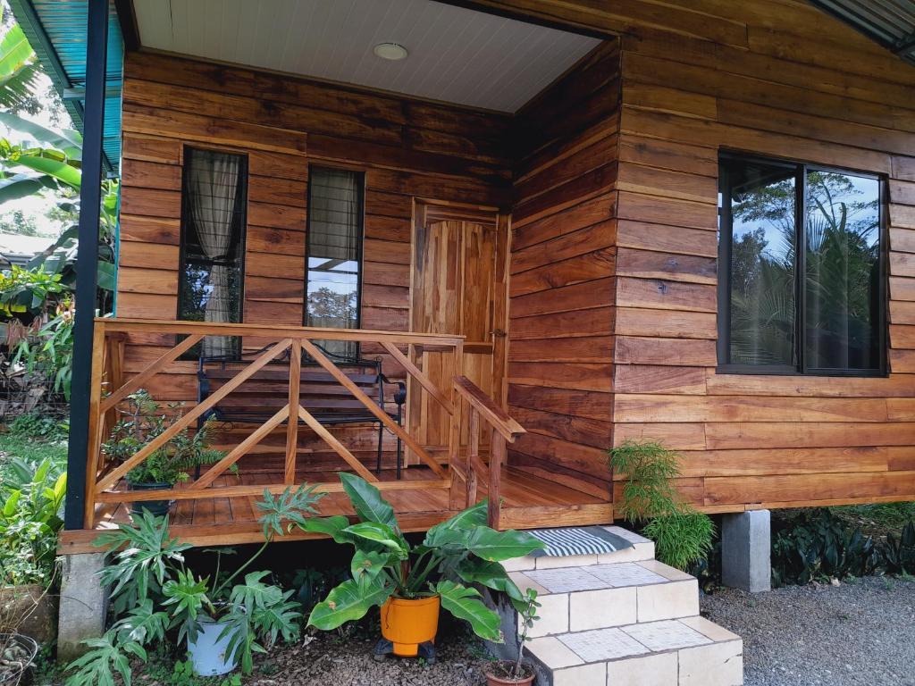 Cabaña de madera con escalera que conduce a la puerta principal en Bungalow Batsù, en Fortuna