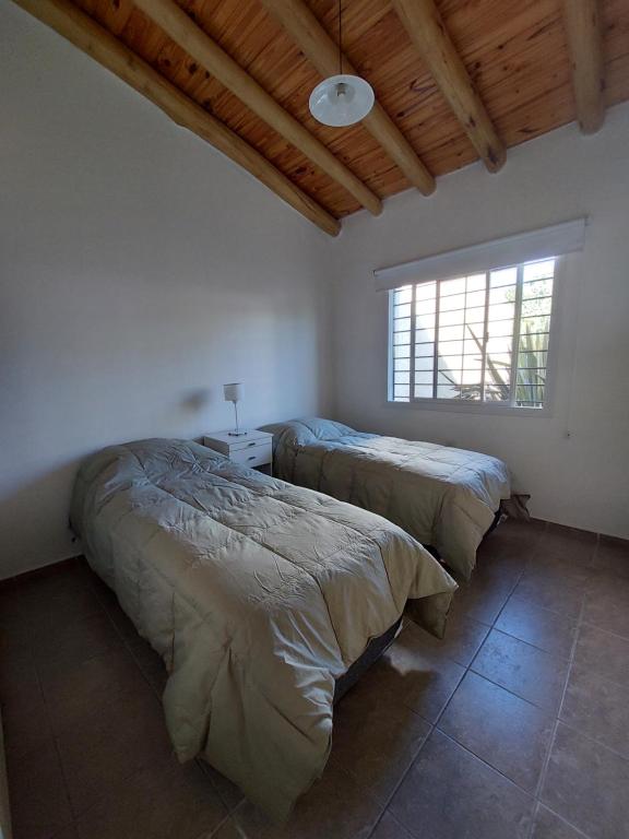 2 camas en una habitación con ventana en Yorokobi en San Rafael