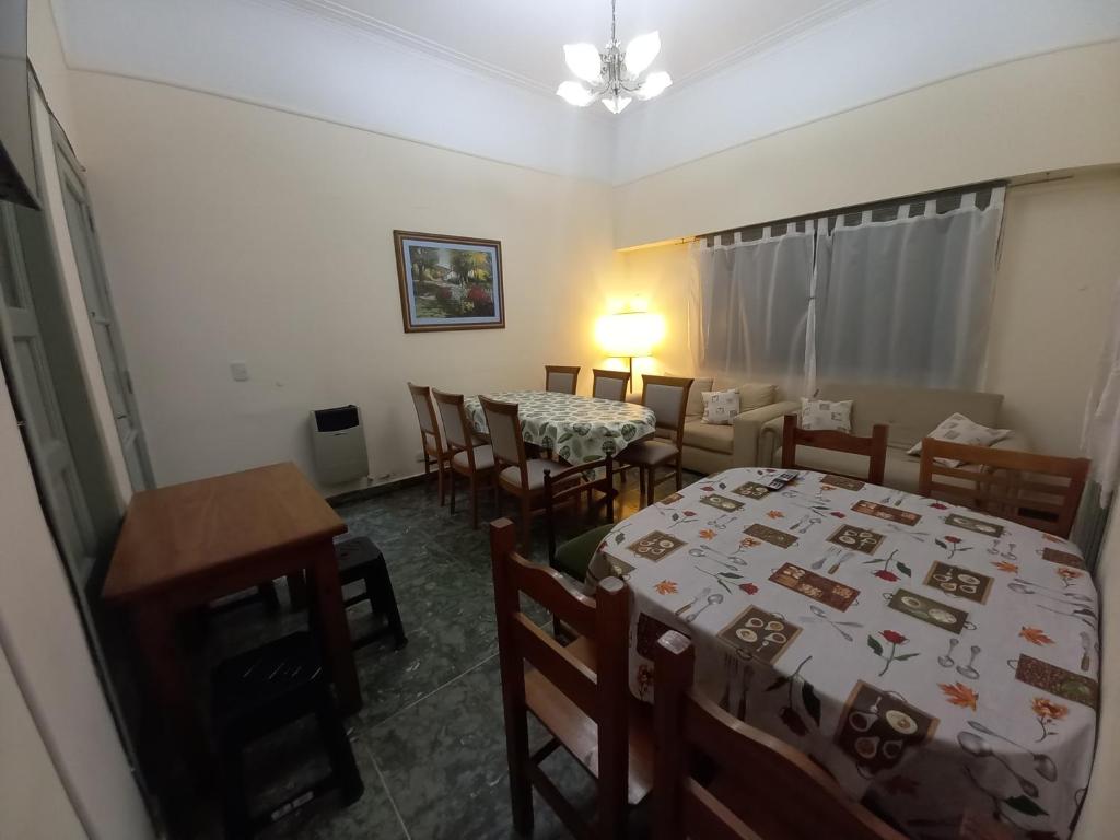 Cette chambre comprend un lit, une table et des chaises. dans l'établissement CAsA ARTIGAS 5684, à Buenos Aires