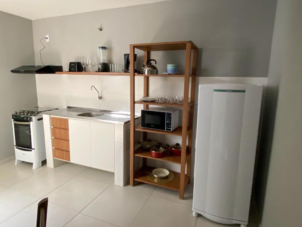una pequeña cocina con fregadero y microondas en Ap 2 quartos em Ipiabas en Barra do Piraí