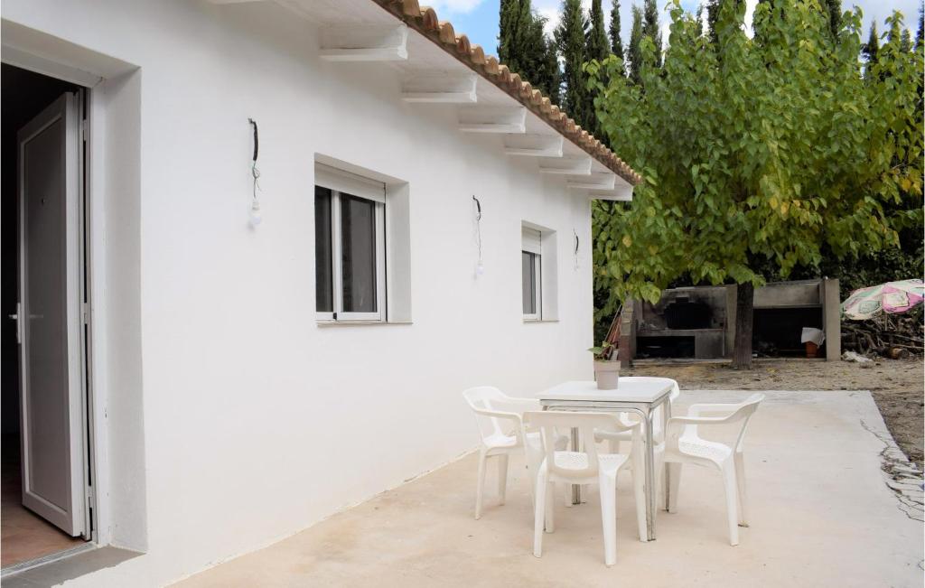 un tavolo bianco e sedie sul patio di una casa di Pet Friendly Home In Xativa With Kitchenette a Xàtiva