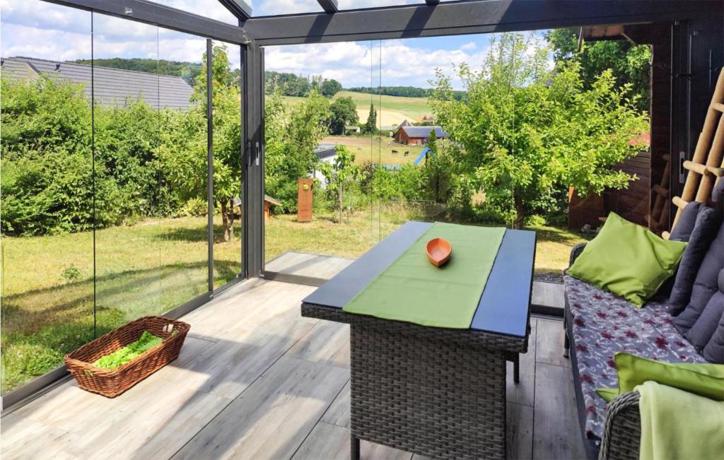 eine Terrasse mit einem Tisch und einer Bank und Aussicht in der Unterkunft Cozy Home In Diemelsee With House A Panoramic View in Diemelsee