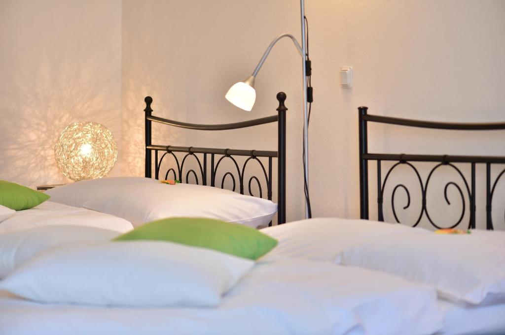 Postel nebo postele na pokoji v ubytování STADT HOTEL Iserlohn