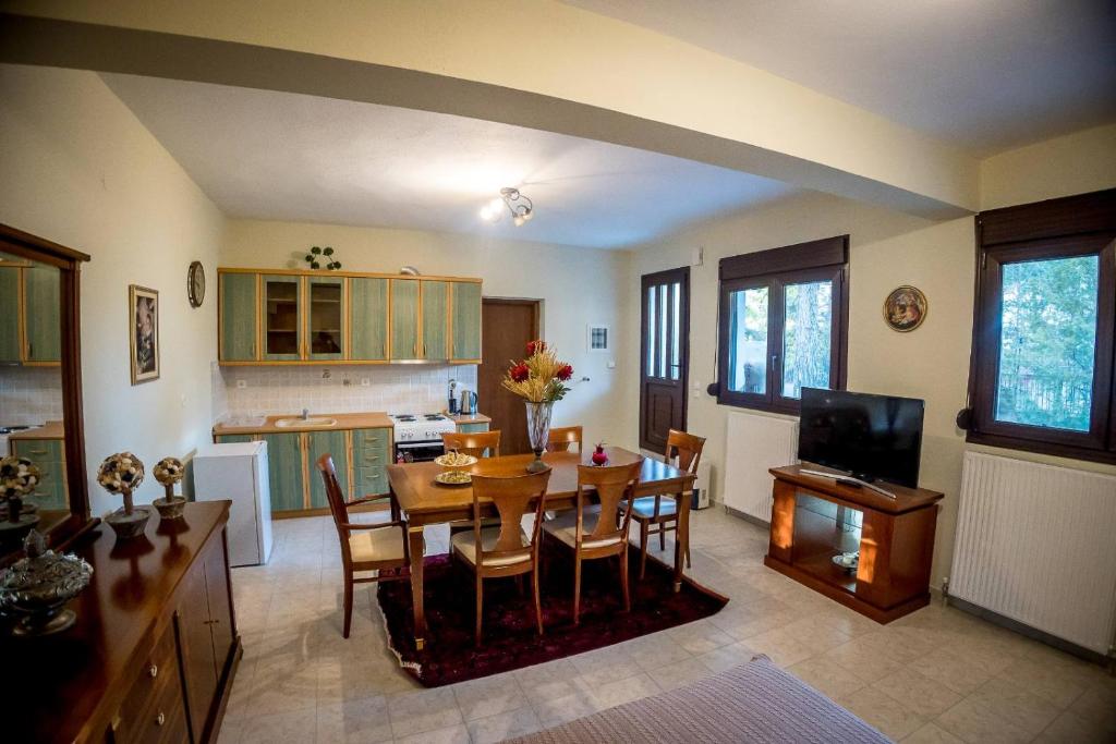 eine Küche und ein Esszimmer mit einem Tisch und Stühlen in der Unterkunft Mountain house Lailias 