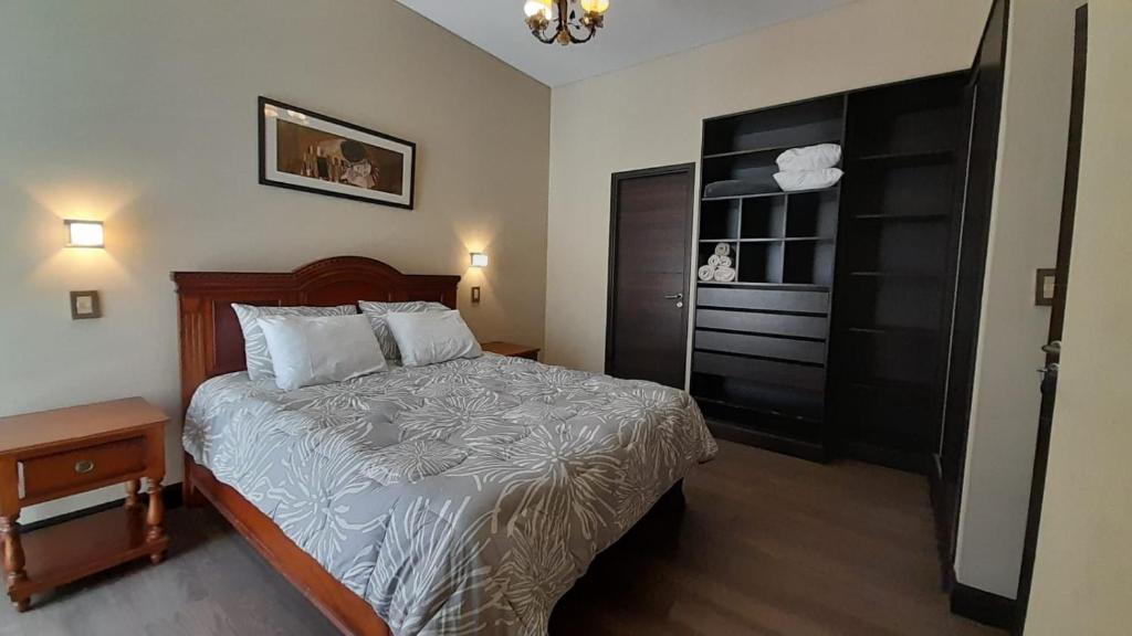 um quarto com uma cama e uma cómoda em Quinta Manuela em Mendoza