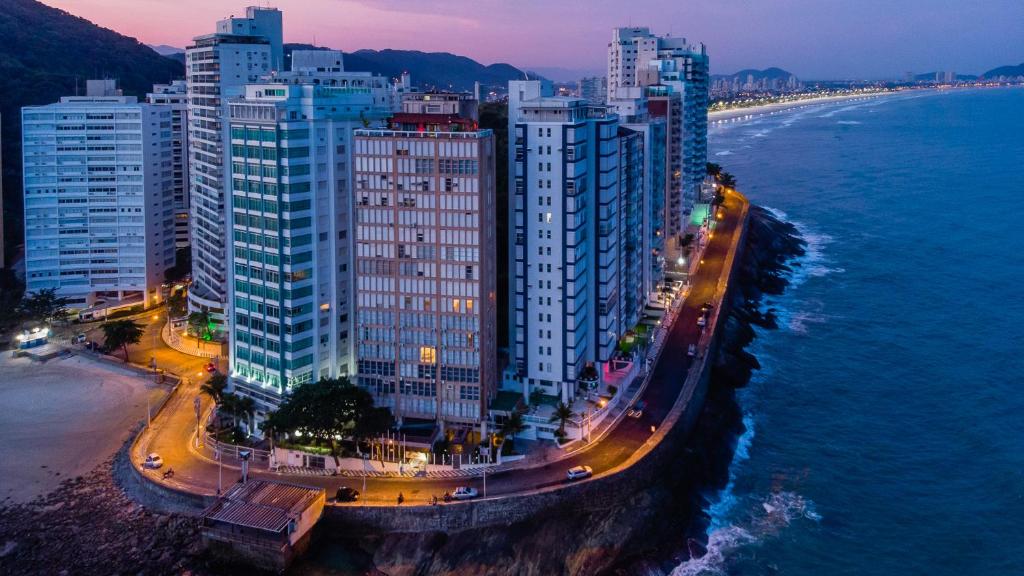 an aerial view of a city with buildings and the ocean at Grand Hotel Guarujá - A sua Melhor Experiência Beira Mar na Praia! in Guarujá