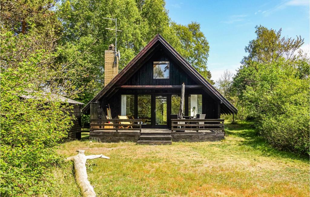 a small house in the middle of a field at Awesome Home In Aakirkeby With Wifi in Vester Sømarken