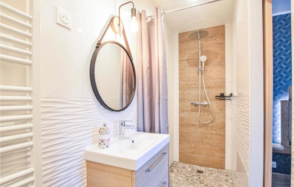 Een badkamer bij Beautiful Home In Angerville-lorcher With Wifi