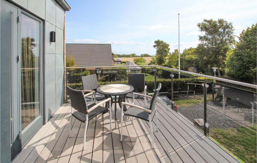 een patio met een tafel en stoelen op een balkon bij Beautiful Home In Sams With Wifi in Nordby