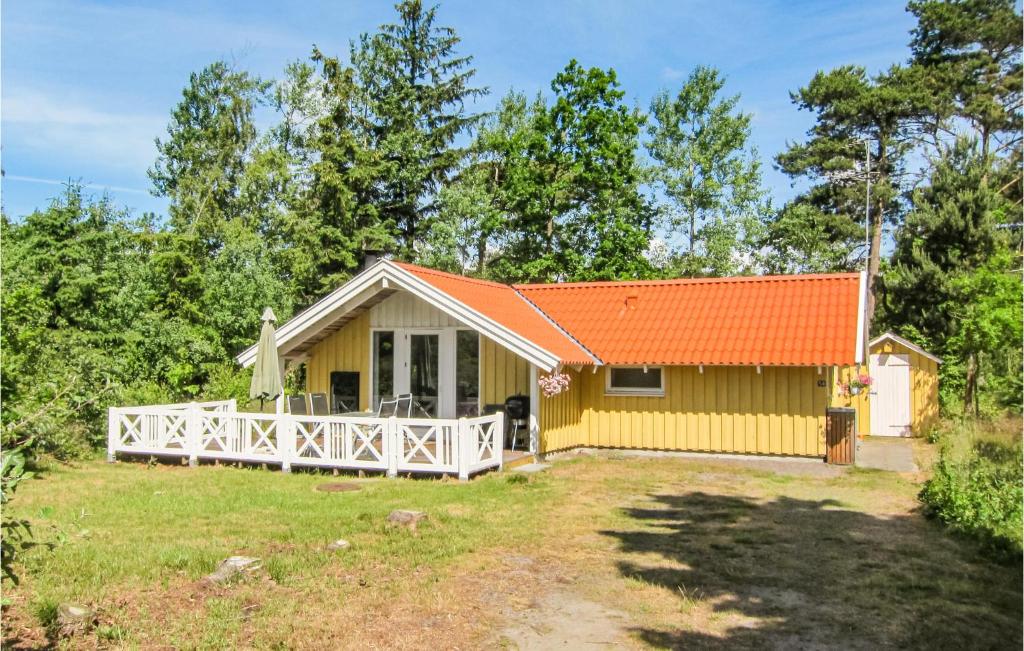 gelbes Cottage mit orangefarbenem Dach in der Unterkunft 3 Bedroom Cozy Home In Nexø in Neksø