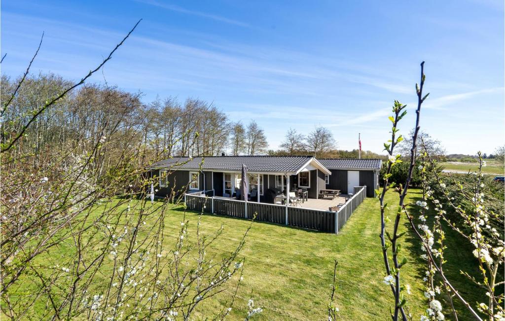 Taman di luar 4 Bedroom Stunning Home In Thyholm