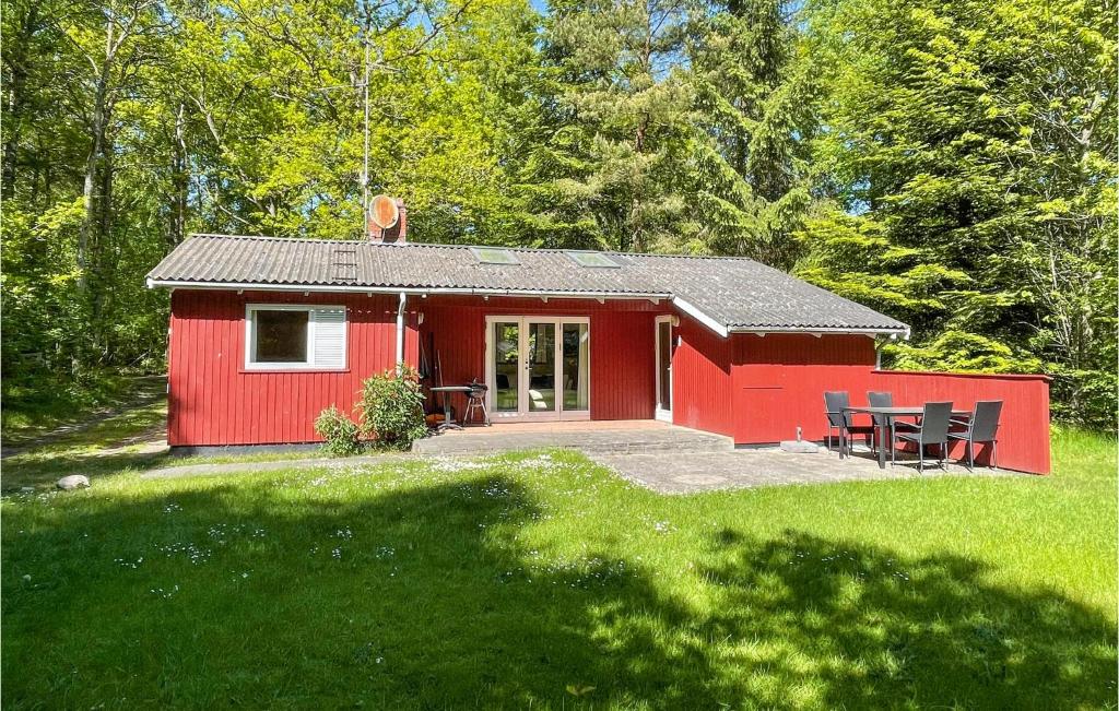 una cabina roja en medio de un patio en 2 Bedroom Awesome Home In Hasle, en Hasle