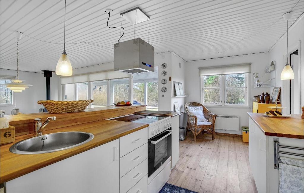 Kuchyň nebo kuchyňský kout v ubytování 3 Bedroom Amazing Home In Nykøbing Sj