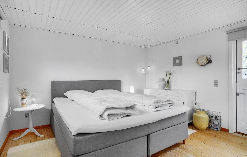 Postel nebo postele na pokoji v ubytování 3 Bedroom Amazing Home In Nykøbing Sj