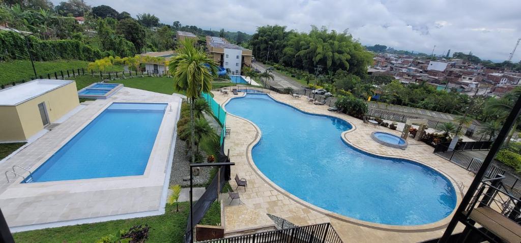 una vista aérea de una piscina en un complejo en APARTAMENTO en el QUINDIO, en La Tebaida