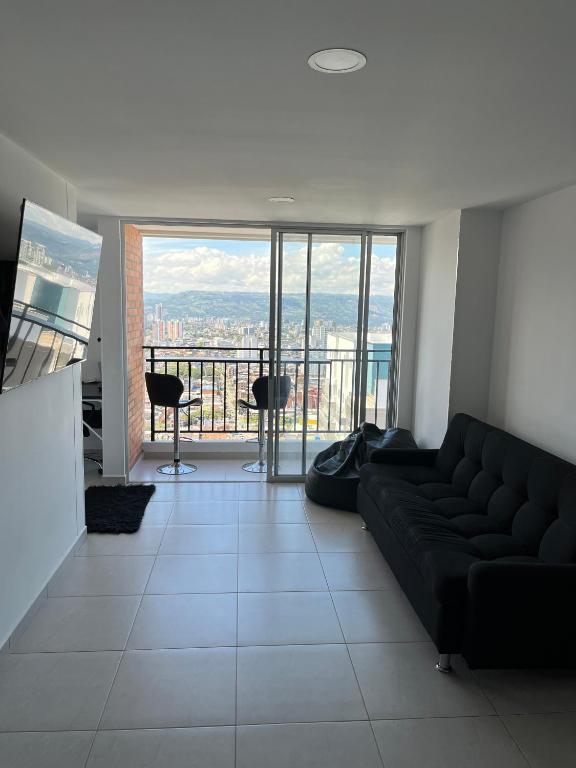 sala de estar con sofá y vistas a la ciudad en Apartamento privado con vista en el centro de B/ga, en Bucaramanga