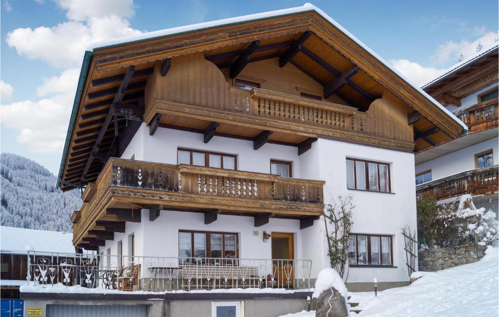 a building with a balcony on top of it at Stunning Home In Hippach-schwendberg With Wifi And 5 Bedrooms in Grün
