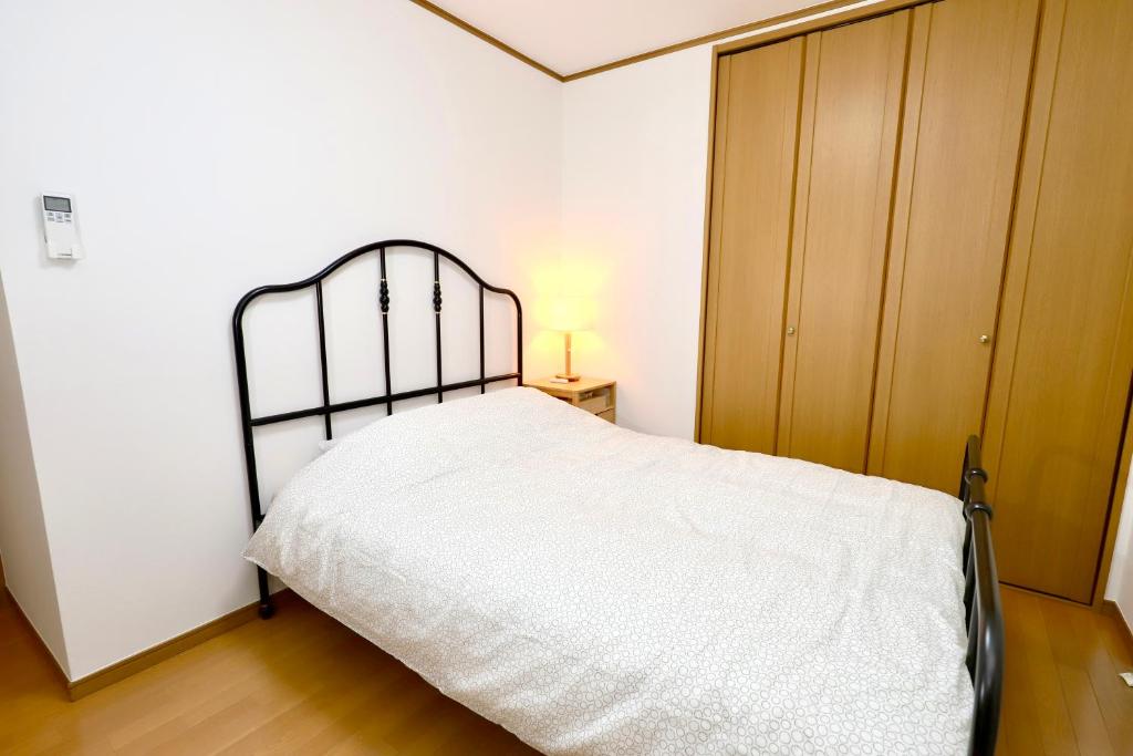 Postel nebo postele na pokoji v ubytování Guest House Kubo Homes Matsu
