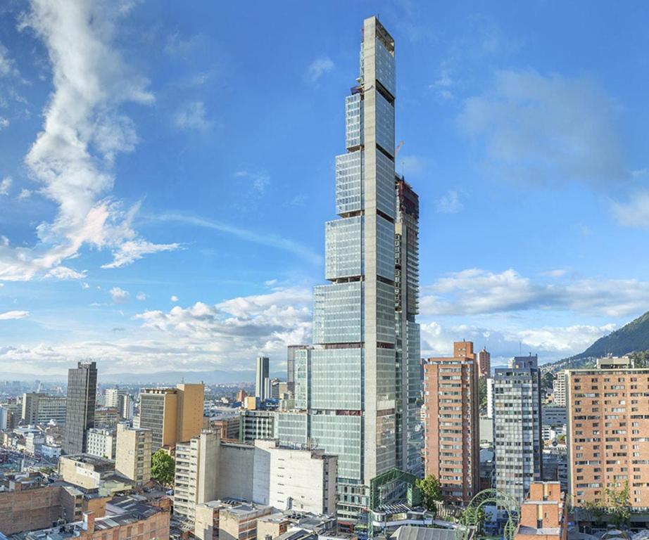 um arranha-céus alto no meio de uma cidade em APARTAMENTO DE LUJO EN EL CENTRO INTERNACIONAL DE BOGOTÁ, COLOMBIA. em Bogotá