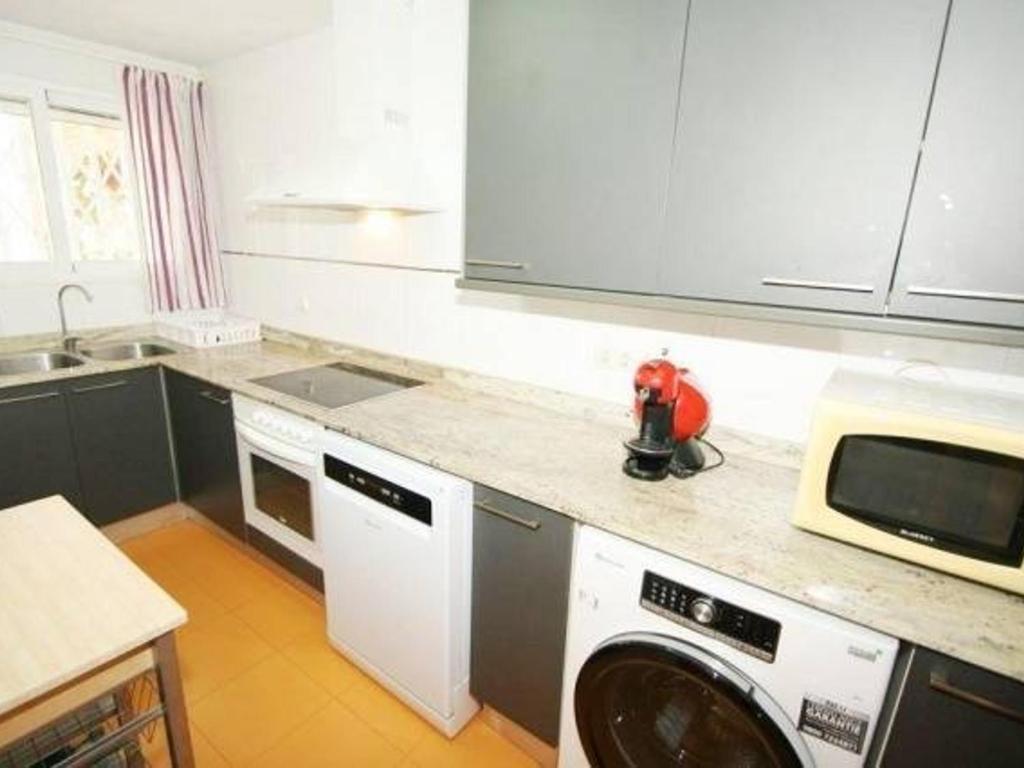 Kuchyňa alebo kuchynka v ubytovaní Villa con piscina privada para 6 personas en Ametlla de Mar, a 4 km de la playa - HISP-217-32