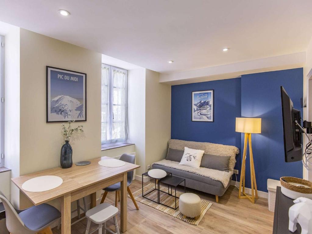 un salon avec une table et un canapé dans l'établissement Appartement T2 central à Cauterets, 2-4 pers, skis à 600m, entièrement équipé - FR-1-401-252, à Cauterets