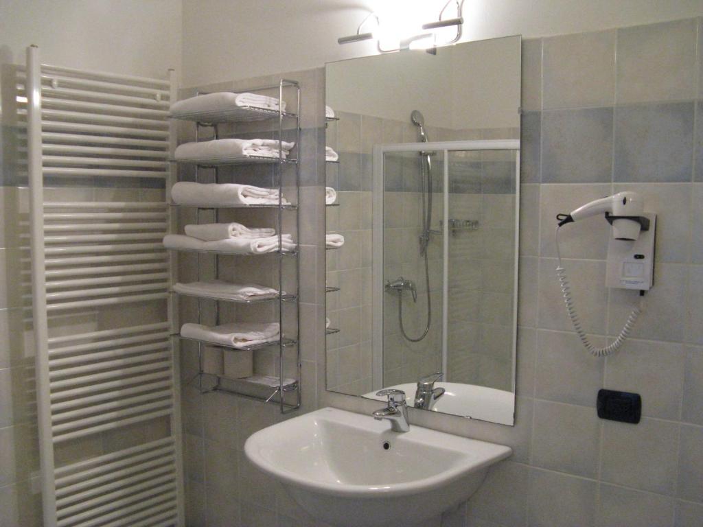 Koupelna v ubytování International Hotel