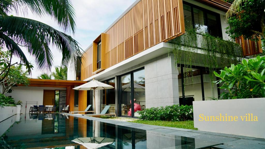 un edificio con piscina frente a él en Westcoast PQ Sunshine spacious 3BR private pool villa, en Phu Quoc