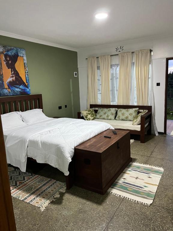 納紐基的住宿－Koselig Homes，一间卧室配有一张床、一张沙发和一张桌子