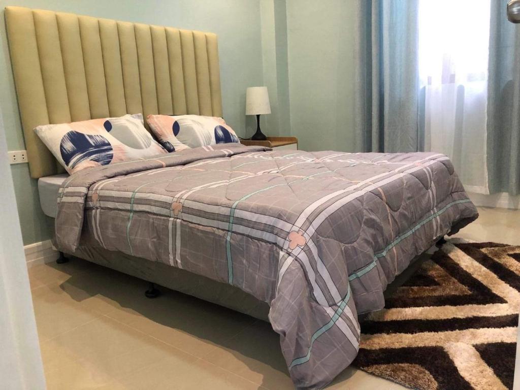 um quarto com uma cama grande com almofadas em Caza De Sierra-Home Staycation em Cebu