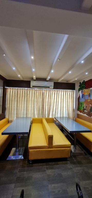 Posezení v ubytování Ronaldos Hotel & Restaurants Baga