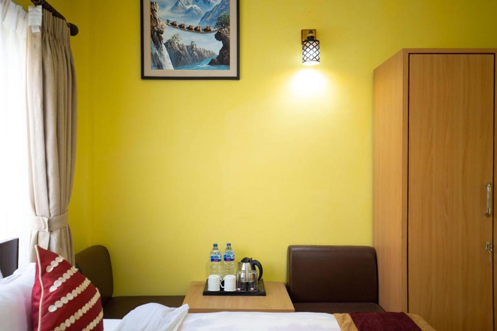 Postel nebo postele na pokoji v ubytování Deepjyoti Inn