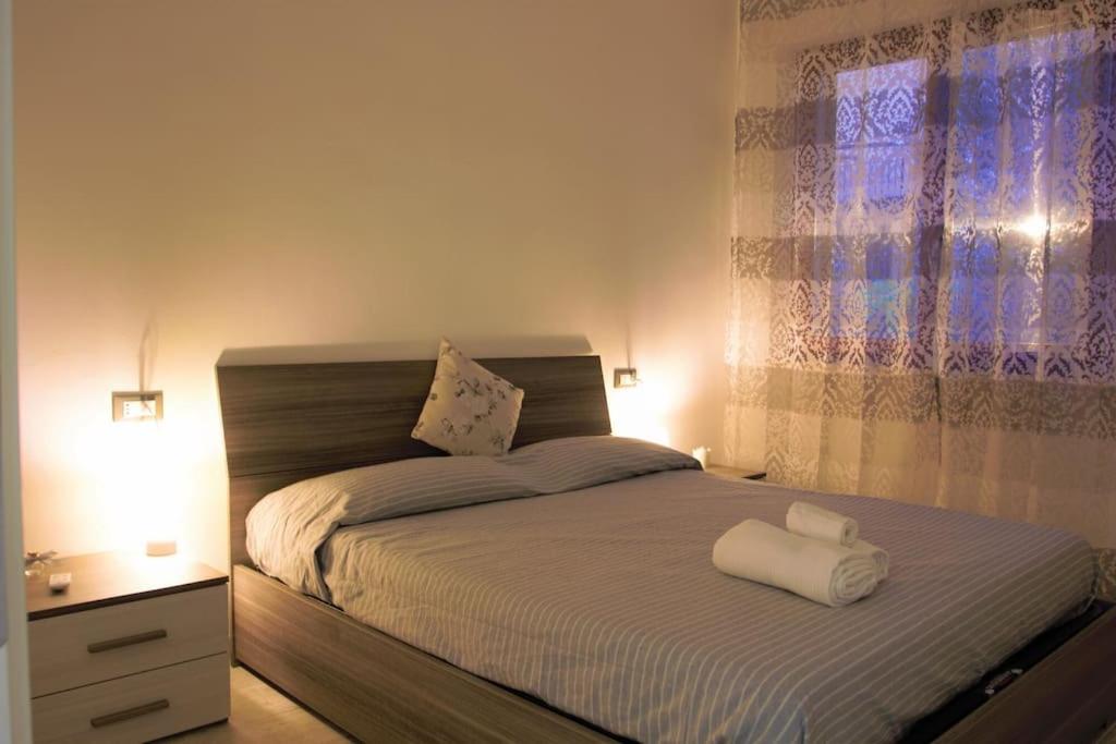 een slaapkamer met een bed met twee handdoeken erop bij Appartamento Trilocale “Il Regio” in Montescudaio