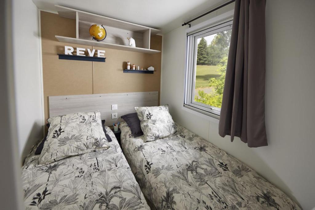 Postel nebo postele na pokoji v ubytování Sun Sea camping le Bosc