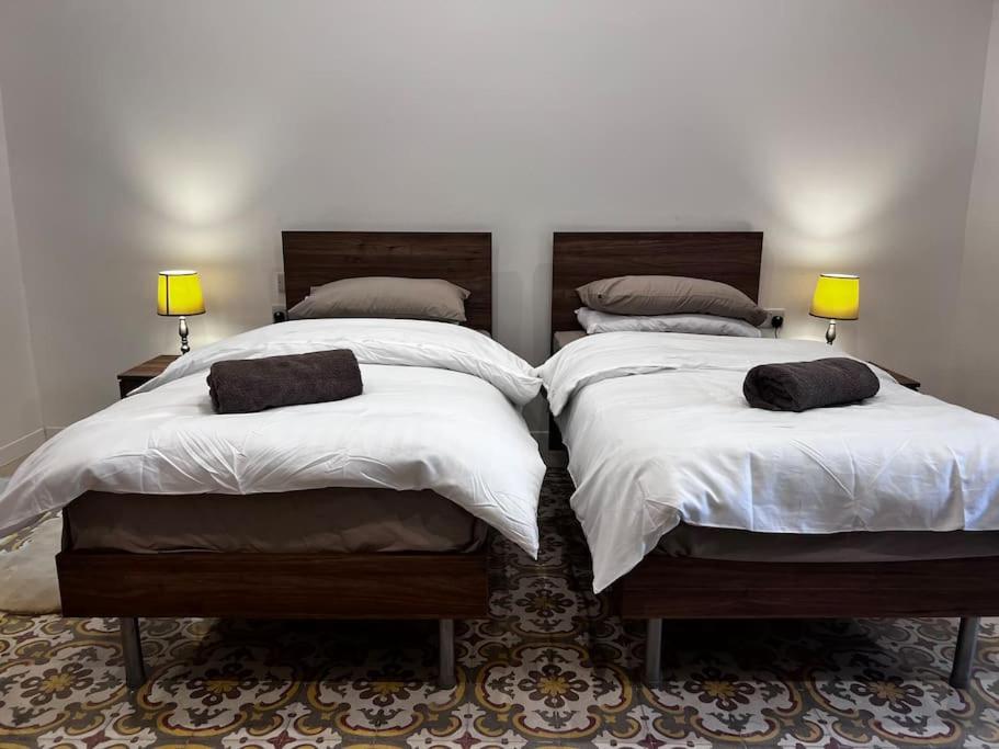 - 2 lits installés l'un à côté de l'autre dans une chambre dans l'établissement Dar Barbara - Duplex 1 Double bedroom Maisonette, à Cospicua