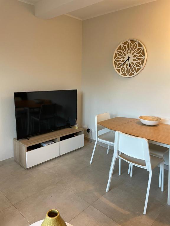 TV a/nebo společenská místnost v ubytování T2 calme avec vue mer et borne de recharge sur demande