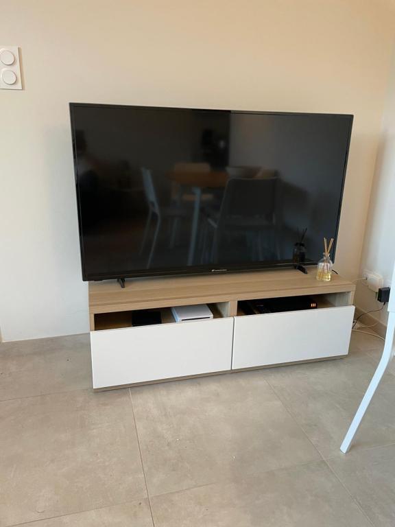 TV a/nebo společenská místnost v ubytování T2 calme avec vue mer et borne de recharge sur demande