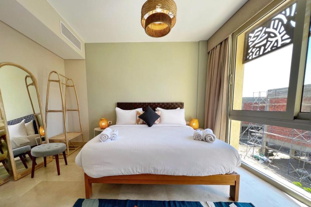 A bed or beds in a room at Spectacular & Soaring 2 BDR w Private Rooftop Jacuzzi & Beach Access