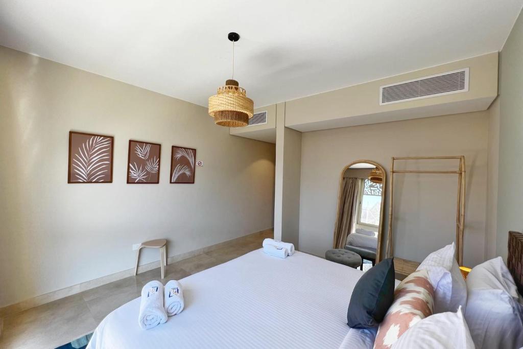 A bed or beds in a room at Spectacular & Soaring 2 BDR w Private Rooftop Jacuzzi & Beach Access