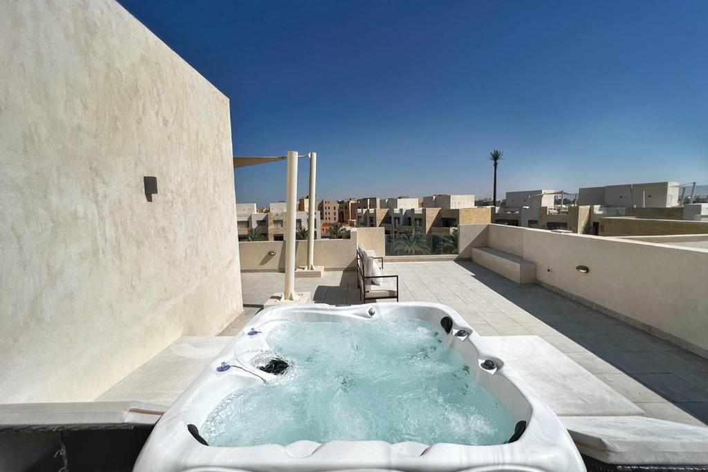 Kép Spectacular & Soaring 2 BDR w Private Rooftop Jacuzzi & Beach Access szállásáról Gurdakában a galériában