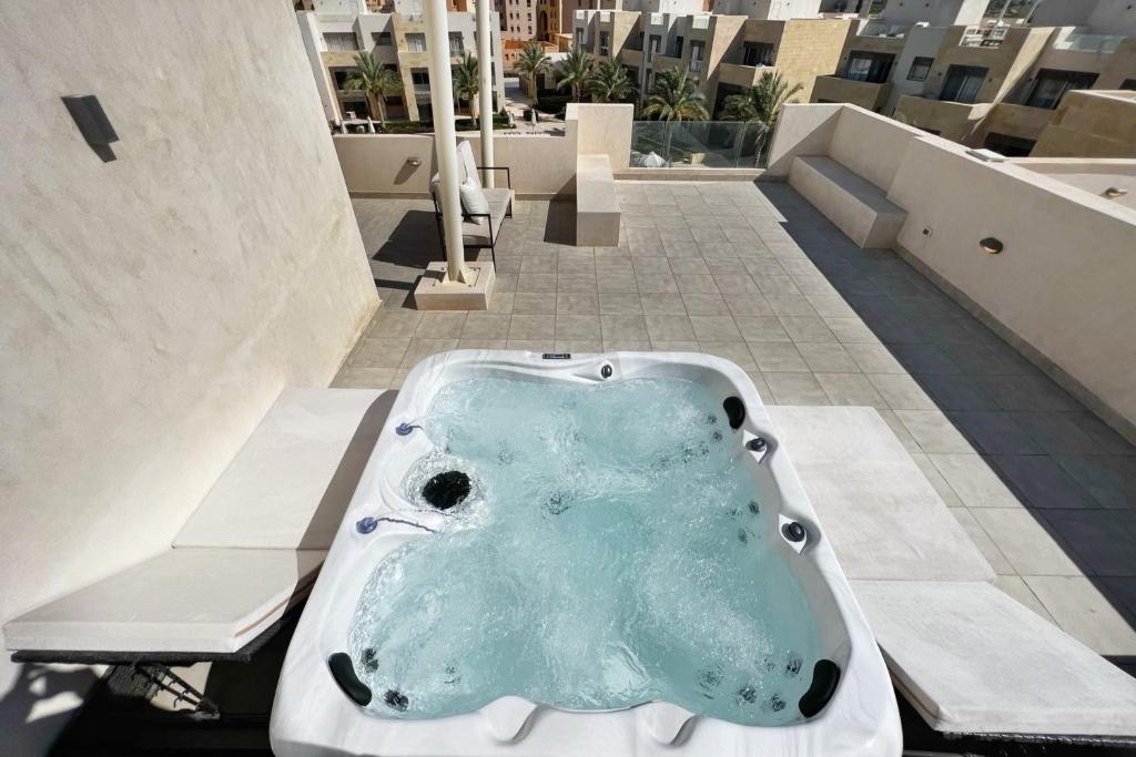 Kép Spectacular & Soaring 2 BDR w Private Rooftop Jacuzzi & Beach Access szállásáról Gurdakában a galériában