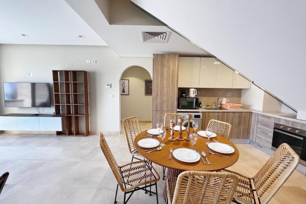 A kitchen or kitchenette at Spectacular & Soaring 2 BDR w Private Rooftop Jacuzzi & Beach Access