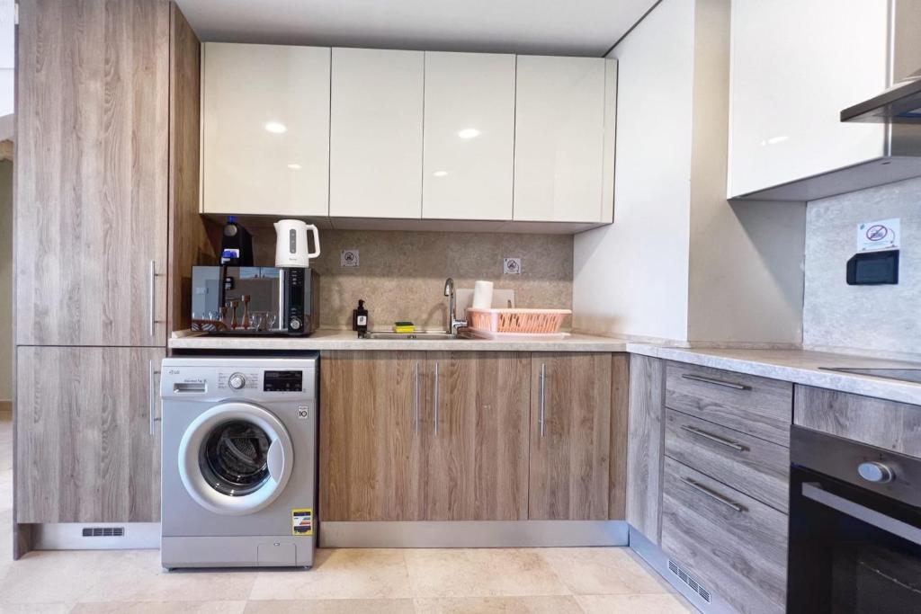 A kitchen or kitchenette at Spectacular & Soaring 2 BDR w Private Rooftop Jacuzzi & Beach Access